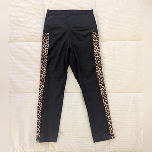 ZYIA ACTIVE - Leopard Pocket Capri Leggings
